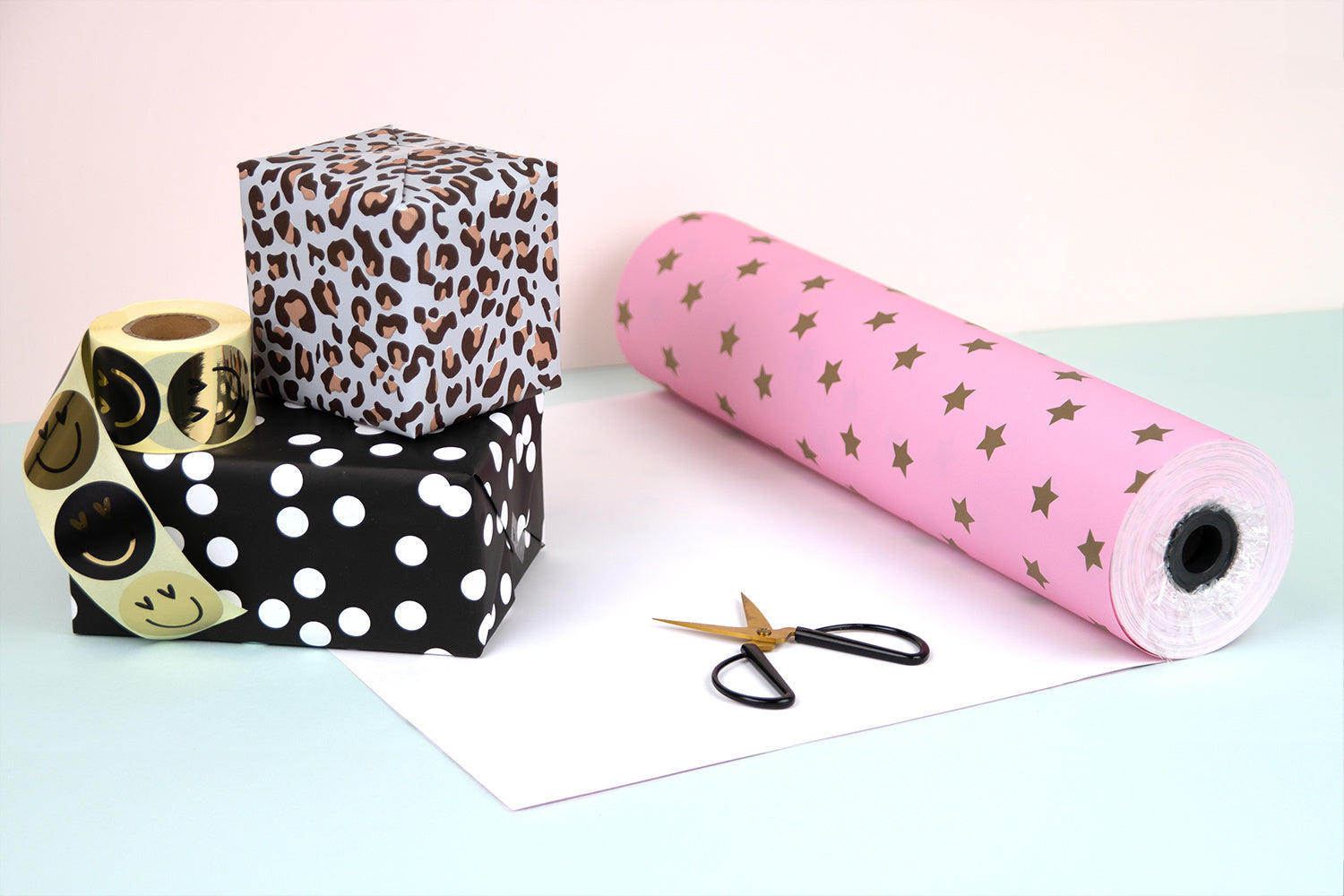 Inpakpapier voor uw winkel of webshop: Een gids over dessins, rolformaten en luxe presentatie