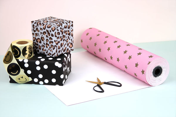 Inpakpapier voor uw winkel of webshop: Een gids over dessins, rolformaten en luxe presentatie