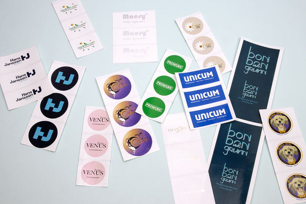 Laat jouw merk stralen met onze in-house bedrukte stickers!